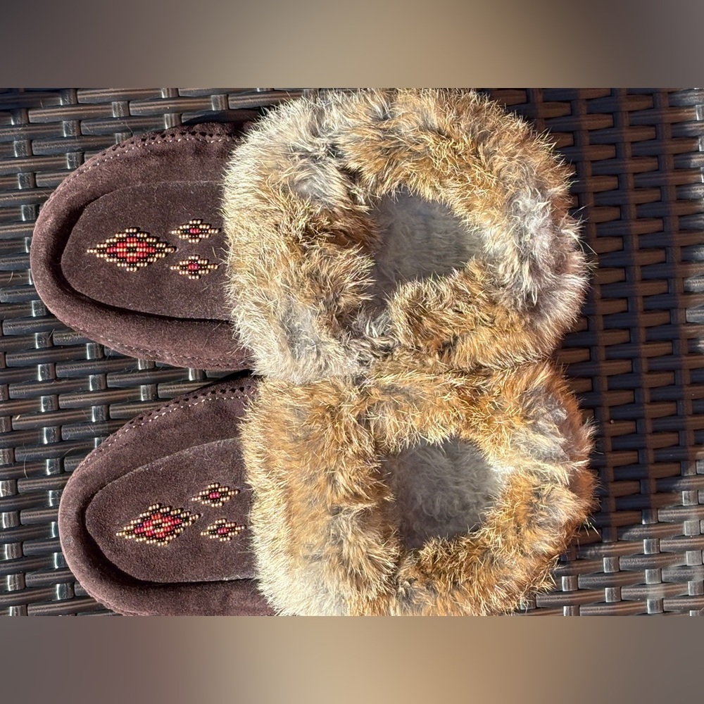 Manitobah brown suede fur-trimmed lined moccasins - sz 8 L/ 6 M